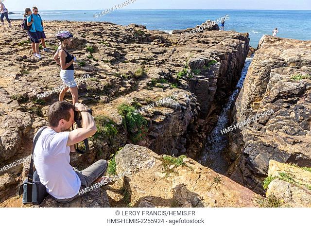 France, Vendee, Chateau d'Olonne, le Puits d'Enfer, fault in the seaside rocks