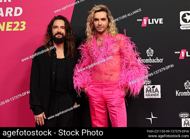30 de noviembre de 2023, Renania del Norte-Westfalia, Bielefeld: Tom (l) y Bill Kaulitz del grupo Tokio Hotel llegan a la alfombra roja en la ceremonia de...