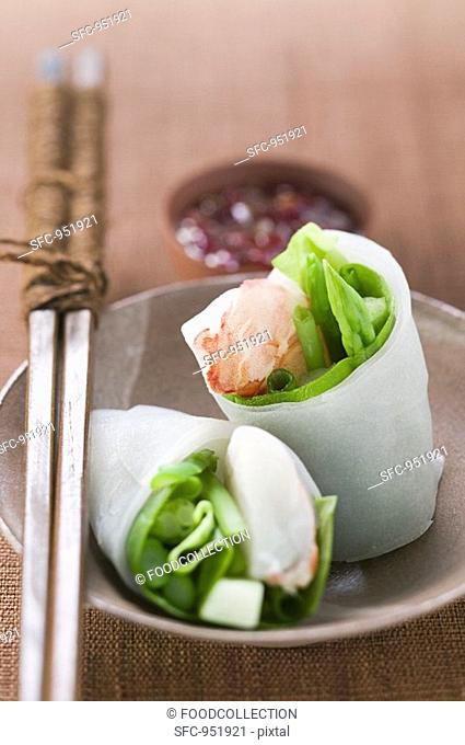 Vietnamese spring roll with asparagus and shrimps