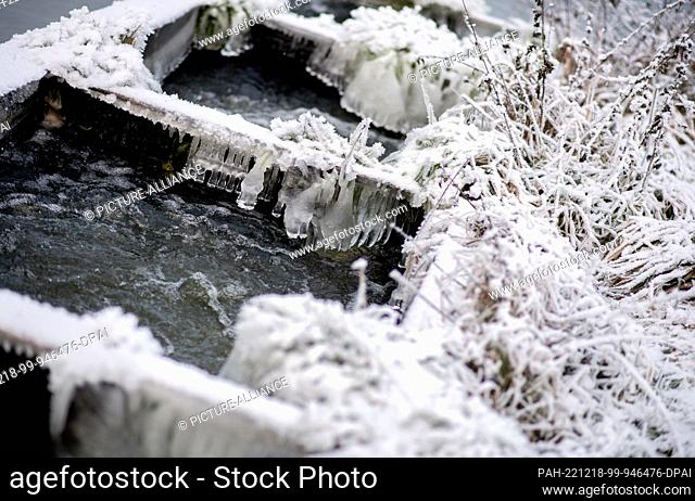 18 December 2022, Lower Saxony, Wardenburg: Icicles have formed on the edge of a fish ladder in winter weather in the Tungeln district