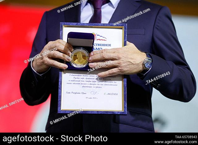 RUSSIA, MOSCOW - 13 de diciembre de 2023: El gobernador de la región de Kherson Vladimir Saldo recibe el premio Compatriot del Año