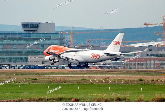 22.08.2010, Eine Boeing 747-4HA(ER/F) TNT mit der Registrierung OO-THA landet auf dem Flughafen Frankfurt am Main (FRA). Foto: Celikci