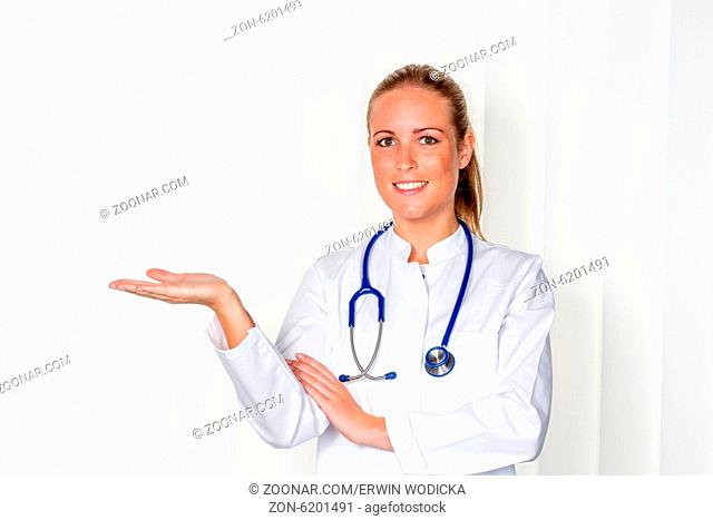 Eine freundliche Ärztin hält die Hand für Gegenstände. Vertrauen und Erfolg im Krankenhaus und in der Arztpraxis