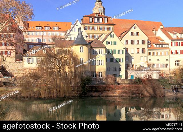 Stadtkulisse Tübingen, am Neckarufer mit Hölderlinturm, im Februar