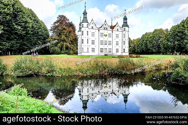 01 October 2023, Schleswig-Holstein, Ahrensburg: View in early autumn of the moated castle Ahrensburg. Photo: Markus Scholz/dpa