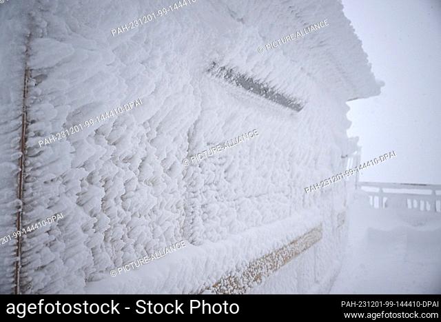 01 December 2023, Bavaria, Grainau: Snow and ice hanging from a kiosk on the Zugspitze. Photo: Angelika Warmuth/dpa. - Grainau/Bavaria/Germany