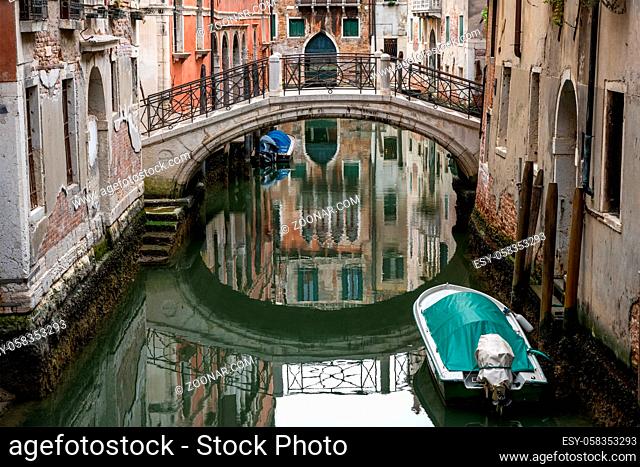 Beschauliche Szene in einem der kleinen Kanäle in der Altstadt von Venedig, Italien