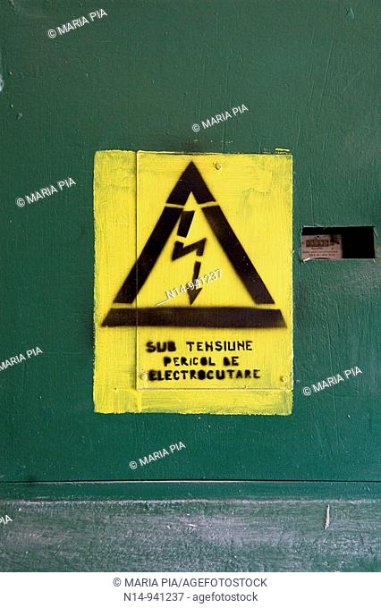 Rumania, Sulina, Delta del Danubio, pueblo pesquero; señal aviso peligro de electrocutarse; alta tensión; texto en rumano