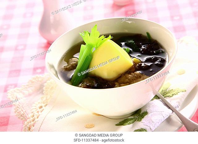 Seaweed soup with pork and tofu