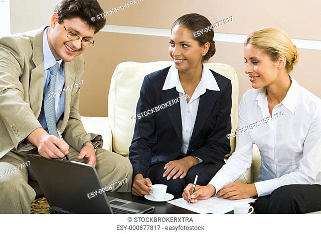 Boss is explaining the correct way of analysis to his people in working environment