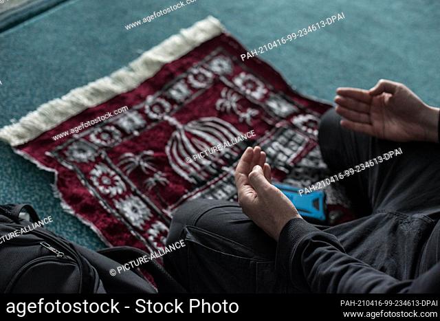 16 April 2021, Lower Saxony, Hanover: Muslims perform the first Friday prayer in the ""Masjid El-Ummah "" in the first week of Ramadan