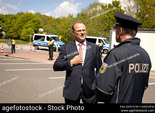 19 May 2020, Schleswig-Holstein, Harrislee: Claus Christian Claussen (CDU, l), Minister of Justice and European Affairs of Schleswig-Holstein