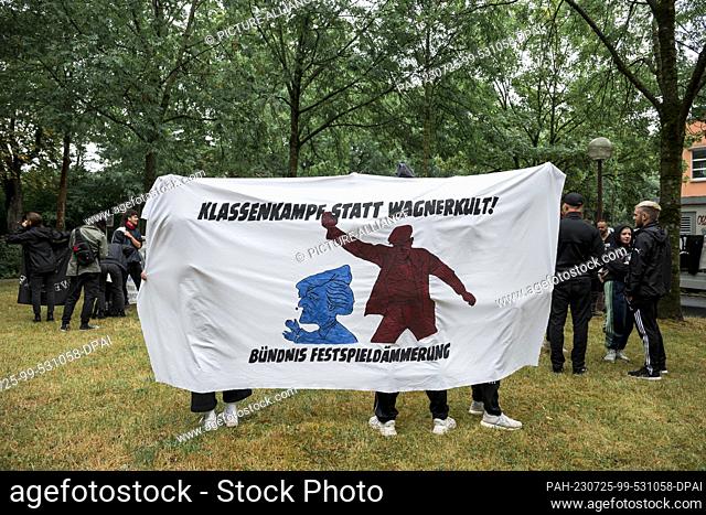 25 July 2023, Bavaria, Bayreuth: At the intermediate rally of the ""Bündnis Festspieldämmerung"" a banner with the inscription ""Class struggle instead of...