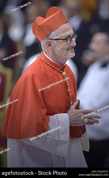 Cardinal Michael Czerny chose a cross made with wood from the cross as a coat of arms, it comes from a boat used to cross the Mediterranean sea and arrive to...