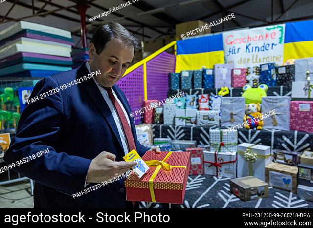 20 December 2023, North Rhine-Westphalia, Cologne: Minister for Europe Nathanael Liminski (CDU) delivers a Christmas present for children at the ""Blue-Yellow...