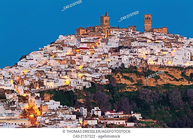 The White Town of Arcos de la Frontera on a limestone rock at dawn. Arcos de la Frontera, Cádiz province, Andalusia, Spain