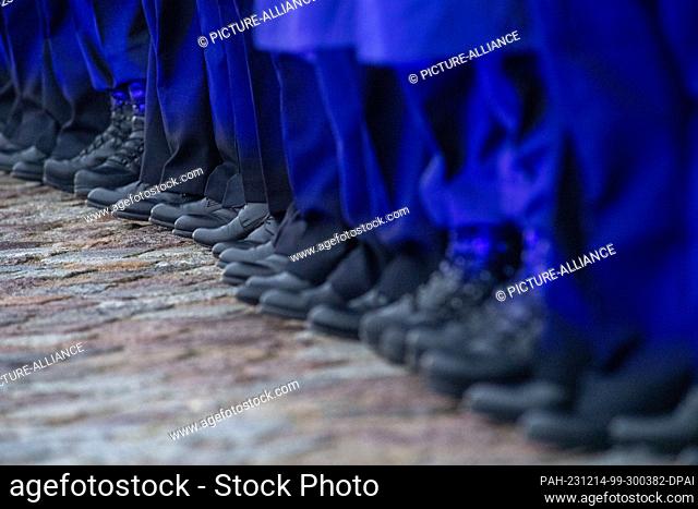 14 December 2023, Mecklenburg-Western Pomerania, Stralsund: Bundeswehr recruits stand in the harbor during the swearing-in ceremony