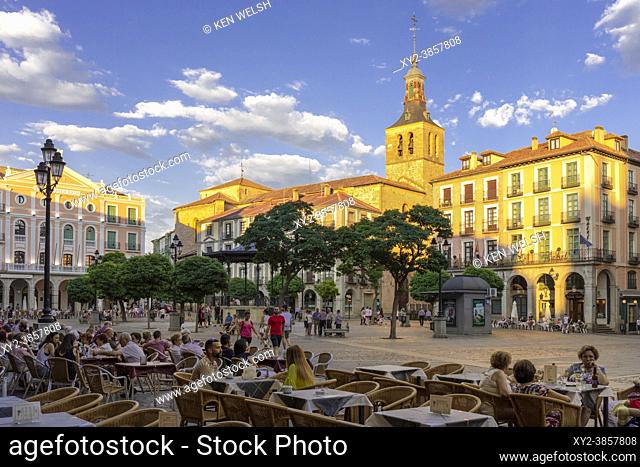 Plaza Mayor, Segovia, Segovia Province, Castile and Leon, Spain. The steeple seen across the square belongs to the church of San Miguel