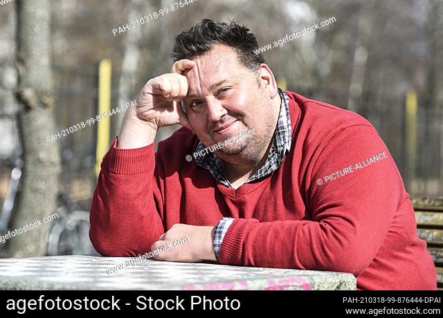 18 March 2021, Berlin: Comedian Daniel-Ryan Spaulding sits on a bench in a park in Berlin Kreuzberg. The Berlin stand-up comedian has landed a minor hit on...