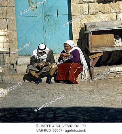 Ein altes Ehepaar sitzt vor der Eingangstür ihres Hauses in Beer Sheba, Israel Ende 1970er Jahre. An elder couple sitting in front of the entrace to their house...