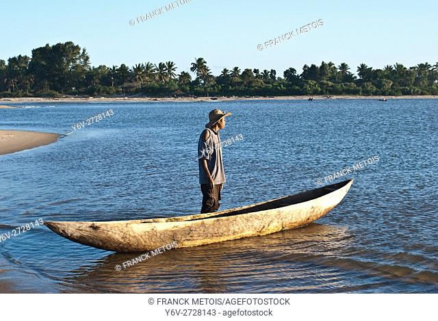 Pirogue, boatman, Pangalanes canal ( Madagascar). The boatman belongs to the Antambahoaka ethnic group