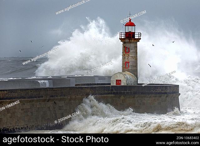 Leuchtturm von Porto im Sturm, Portugal, Europa / Lighthouse of Porto with storm, Portugal, Europe