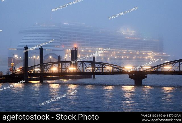 21 October 2023, Hamburg: The cruise ship ""Aida prima"" can be seen in the fog in the port of Hamburg. Photo: Georg Wendt/dpa