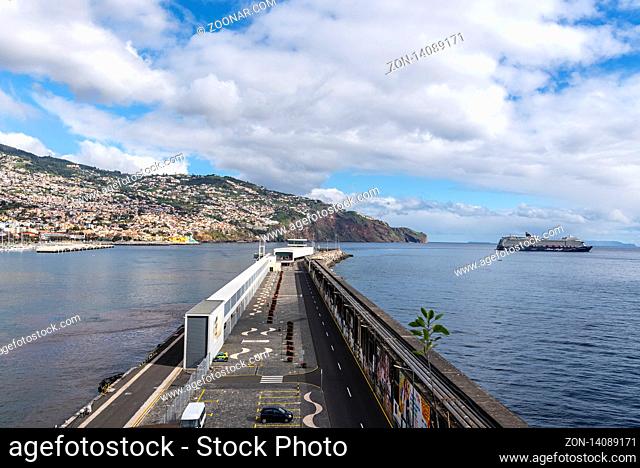 Cruise liner, port, Funchal, Madeira, Portugal, Europe, Kreuzfahrtschiff, Hafen, Funchal, Madeira, Portugal, Europa