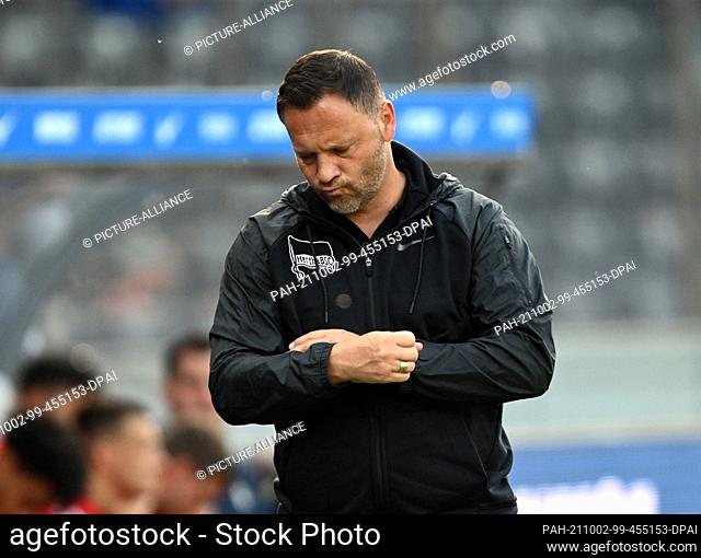02 October 2021, Berlin: Football: Bundesliga, Hertha BSC - SC Freiburg, Matchday 7 at the Olympiastadion. Hertha head coach Pal Dardai stands on the sidelines...