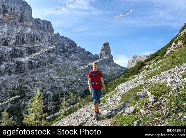 Young hiker on the Sentiero Carlo Minazio path, at the back of the Torre dei Sabbioni, Sorapiss circuit, Dolomites, Belluno, Italy, Europe