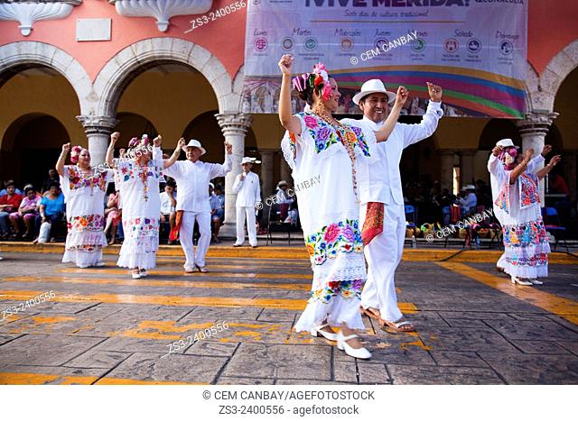 Elderly Mexican dancers during a performance on the weekly sunday morning show, Merida, Yucatan, Mexico, North America