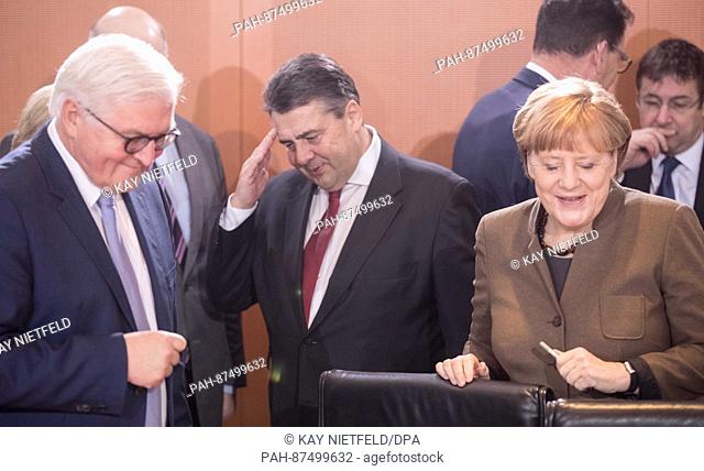 Chancellor Angela Merkel (CDU, r), Minister of Foreign Affairs Frank-Walter Steinmeier (SPD, l) and outgoing Minister of Economic Affairs Sigmar Gabriel (SPD