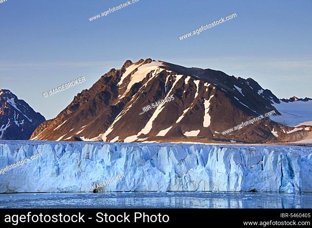Lilliehöökbreen glacier calving into Lilliehöökfjorden, fjord branch of Krossfjorden in Albert I Land, Spitsbergen, Svalbard, Norway, Europe