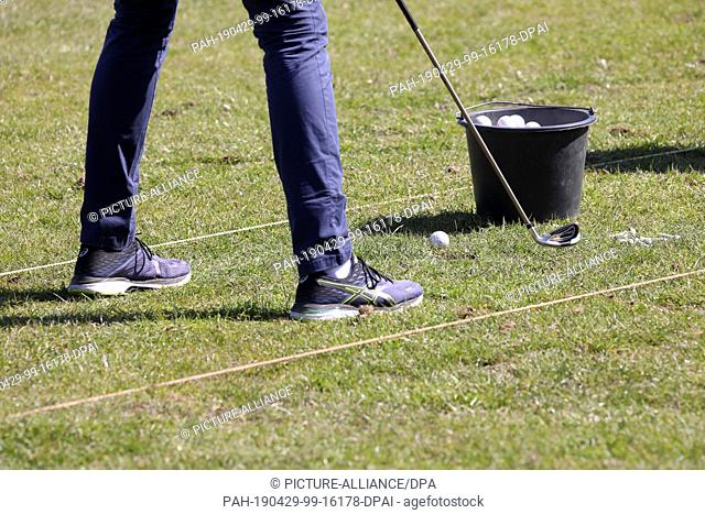 19 April 2019, Mecklenburg-Western Pomerania, Ribnitz-Damgarten: At a golf taster course for beginners on the golf course ""Zum Fischland"" the participants...