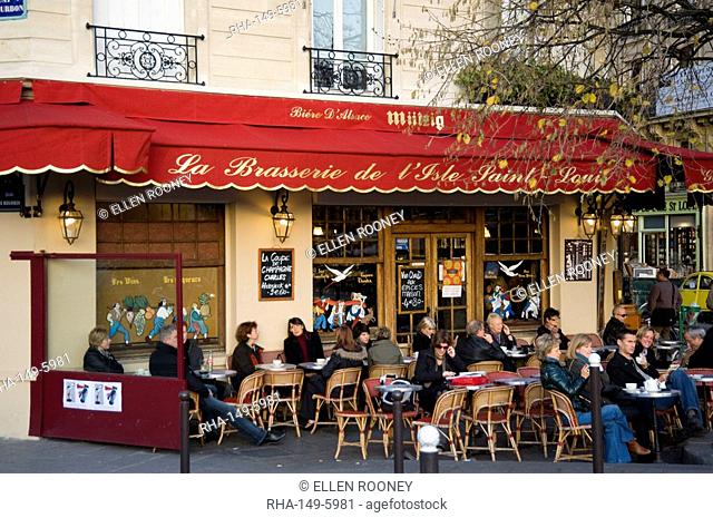 People sitting outside a Brasserie on the Ile St. Louis, Paris, France, Europe