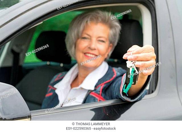 Seniorin im Auto