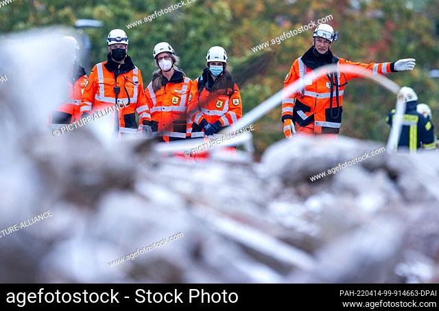 25 September 2021, Mecklenburg-Western Pomerania, Schwerin: The rescue dog team during an emergency response exercise in the rubble of a demolished apartment...