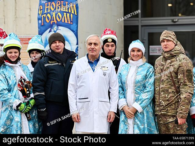 RUSSIA, MOSCOW - 18 de diciembre de 2023: La comisionada rusa de los derechos del niño Maria Lvova-Belova (2a R) y el médico jefe del Hospital Infantil...