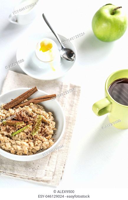 Oats with egg and green apple