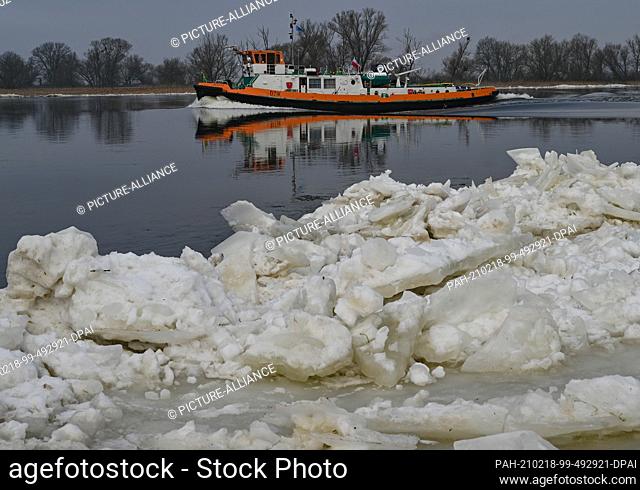 18 February 2021, Poland, Zatan Dolna: A Polish icebreaker navigates the German-Polish border river Oder north of Schwedt (Brandenburg)