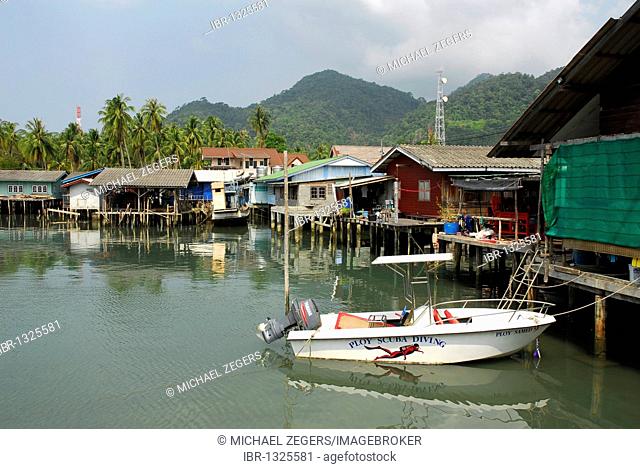 Pier with housing in the Bang Bao bay, Koh Chang Island, National Park Mu Ko Chang, Trat, Gulf of Thailand, Thailand, Asia