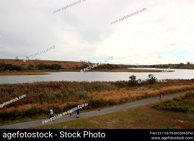 PRODUCTION - 21 October 2023, USA, New York: Visitors to ""Freshkills Park"" in the New York borough of Staten Island - created on the site of what was once the...