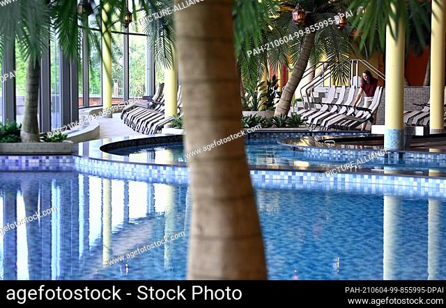 03 June 2021, Brandenburg, Werder (Havel): Sandra Hanke, Marketing Manager at the Havel-Therme, adjusts one of the sun loungers in the spa area of the premium...