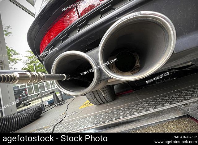 Exhaust gas measurement on a combustion car, diesel, diesel vehicle, probe, measuring probe, measurement, exhaust gases, exhaust, tailpipes
