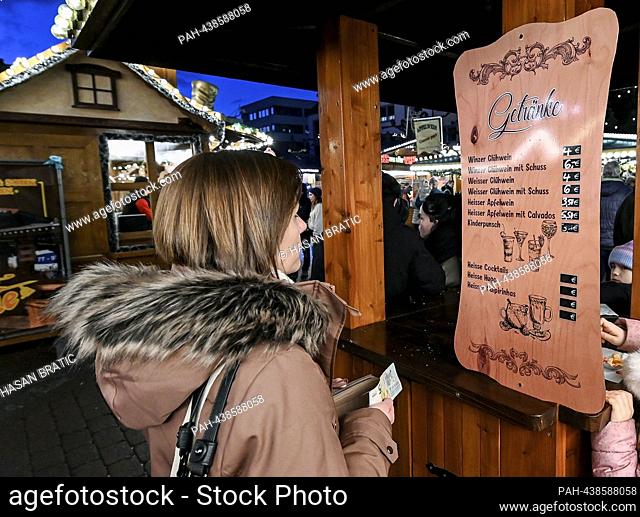 12/13/2023, xpshux, Local Hanau Weihaftertsmarkt Prices, left to right Prices Money increase Gluhwein Drinks Expensive. - Hanau/Hessen/Deutschland