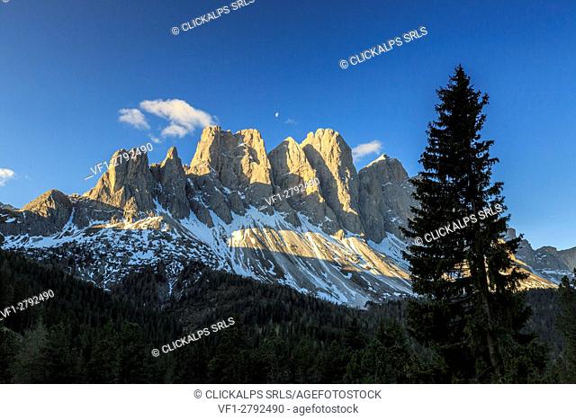 The group of Odle and its peaks at sunrise. St. Magdalena Funes Valley South Tyrol Dolomites Italy Europe