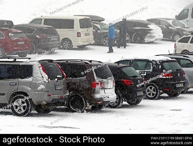 17 January 2021, Baden-Wuerttemberg, Seebach: Cars parked at the Seibelseckle. The snowfalls of the last days attract excursionists to the Black Forest