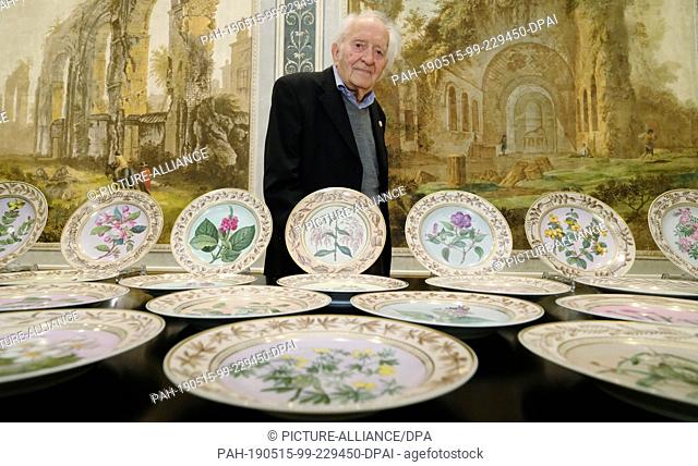 15 May 2019, Saxony, Leipzig: The zoologist and collector Günther Sterba, who lives near Leipzig, stands behind plates in the Grassi Museum of Applied Art