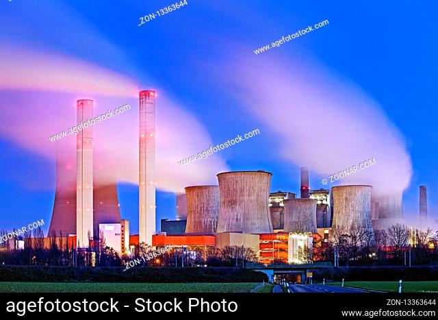 Das mit Braunkohle betriebene Kraftwerk Niederaussem am Abend, Bergheim, Rheinisches Braunkohlerevier, Nordrhein-Westfalen, Deutschland, Europa