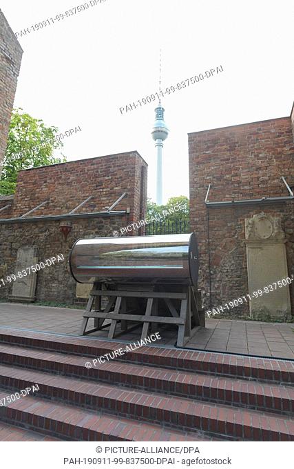11 September 2019, Berlin: A glass coffin is set up in the ruins of the Franciscan monastery, in the background you can see the television tower